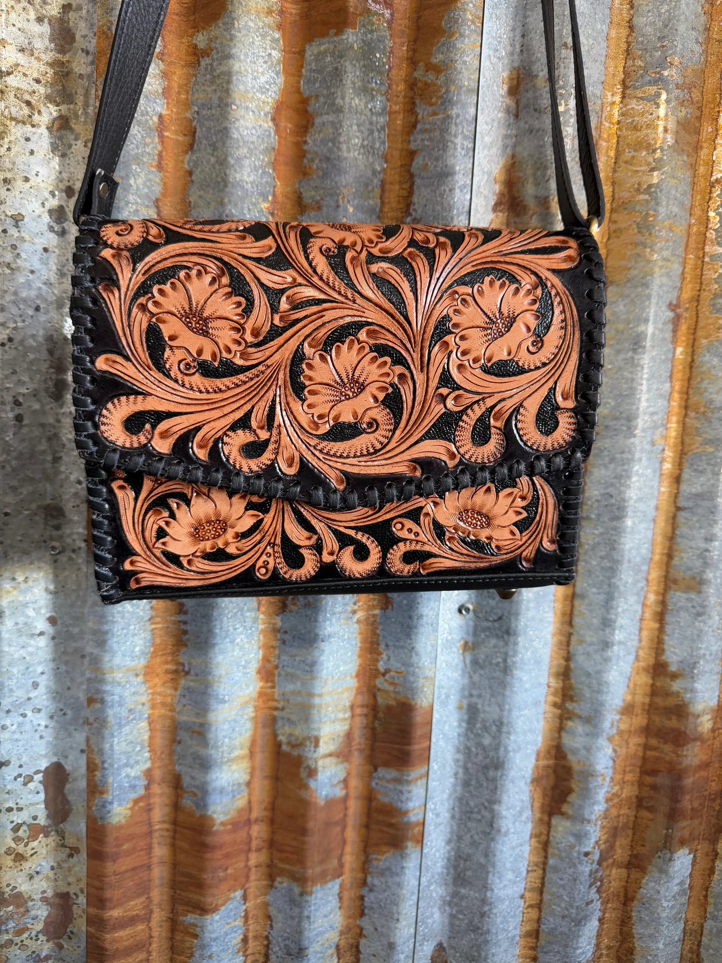 Classy Fair/ Black Stain - Twisted Charm